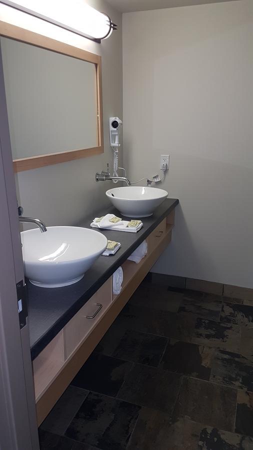 Hotel Manitoulin And Conference Centre 3*